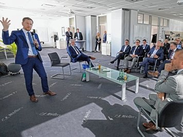Sachsens Ministerpräsident Michael Kretschmer (links) in der Gesprächsrunde bei C. H. Müller. Die Wirtschaftsvereinigung Nördliches Vogtland mit ihrem Vorsitzenden Ralf Schaller (rechts) hatte eingeladen.