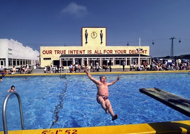 Die Ausstellung "Hello Happiness!" in Dresden geht unter anderem auf Glücksmomente des Loslassens ein - wie dieses Bild des Fotografen Barry Lewis zeigt.
