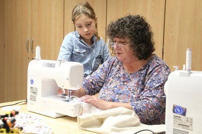 Birgit Müller bringt den Kindern (hier im Foto Alena) an der Friedrich-Schiller-Grundschule in Flöha seit zwei Jahrzehnten das Nähen an der Nähmaschine bei.