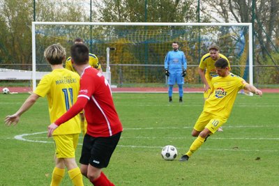 Mit 38 Jahren lief Florian Günther (am Ball) noch einmal in der Sachsenklasse auf.
