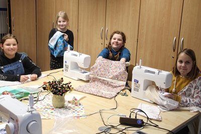 Emilia, Laurie, Fenja und Clara (v. l.) nähen Ordnungshalter und Kissen im Nähkurs an der Grundschule in Flöha.