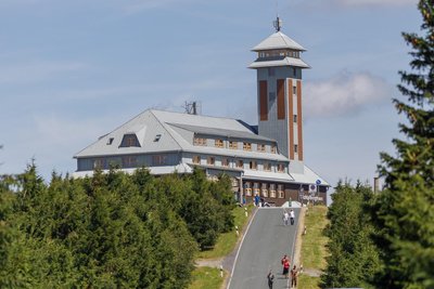 Was wird aus dem Fichtelberghaus und dem Gipfelplateau von Ostdeutschlands höchstem Berg? Diese Frage beschäftigt derzeit offenbar wieder viele Menschen.