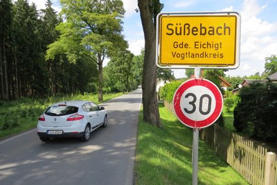 Das Ortseingangsschild von Süßebach am Standort von Februar 2009 bis Februar 2026 - mit zusätzlichem Tempo 30 wegen Bauarbeiten mit Sperrungen auf der parallel verlaufenden B 92.
