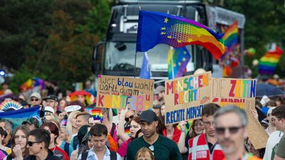 Tausende Menschen ziehen beim CSD in Dresden durch die Stadt 