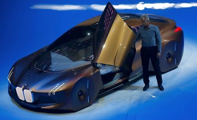So stellt sich der Autobauer BMW im 100. Jahr seines Bestehens das Autofahren in 25 bis 30 Jahren vor. Den Visionen haben Entwickler und Konstrukteure mit der Konzeptstudie "Vision" eine Form gegeben, die auf der BMW-Präsentation zum Jubiläum vorgestellt wurde: Das Auto fährt automatisch. Fahrer und Fahrgäste sitzen sich im Wagen gegenüber, lesen oder trinken einen Kaffee. Die Technik zeigt dem Fahrer die Ideallinie und die optimale Geschwindigkeit. Auf der Windschutzscheibe erscheint ein digitales Abbild der Umgebung, das auch im Nebel die Straße zeigt und vor Hindernissen hinter der nächsten Kurve warnt. Auf dem Display erscheinen dagegen nur Informationen, die im Moment wichtig sind - alles andere wird ausgeblendet. Im Stau, im Stop-and-go-Verkehr oder auf der Autobahn kann der Fahrer seine Zeit so besser nutzen und das Steuer dem Computer übergeben.