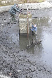 Im sogenannten Mönch war der Abfluss durch Äste blockiert. Die Fische kamen nicht durch.