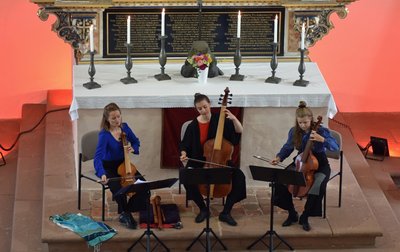 Mit einem stimmungsvollen Festkonzert ist das mehrtägige Stadt- und Schlossfest aus Anlass des 450-jährigen Bestehens der Augustusburg eröffnet worden. Zu den musizierenden Gästen gehörten das Gamben-Trio "Tiefklang" (Foto) und die Blechbläser der Jungen Philharmonie Augustusburg. 
