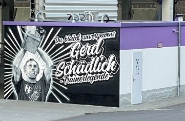 Die Fanszene des FC Erzgebirge Aue hat jetzt diese Wand im Stadiongelände im Gedenken an Gerd Schädlich gestaltet. 