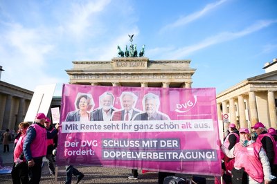 Rentner fordern die sofortige Abschaffung der Kranken- und Pflegekassenbeiträge, die sie bei Auszahlung ihrer Lebensversicherung zahlen müssen. Sie fühlen sich von der Politik betrogen. 