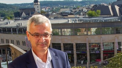 Landrat Rolf Keil (CDU)  hat auch im Landratsamt einen schönen Ausblick. Der "Alte Söll" in Schöneck ist jedoch sein Favorit. 