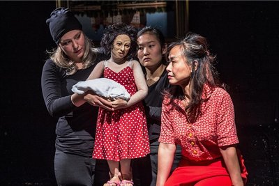Begegnung mit sich selbst: die Puppenspielerinnen Linda Fülle und Keumbyul Lim sowie Ngoc Bích Pfaff (von links), die im Dialog mit ihrem jüngeren Ich ist. Die Produktion ist ein Beitrag des Figurentheaters Chemnitz im Rahmen des bundesweiten Theaterprojekts "Kein Schlussstrich!.. 