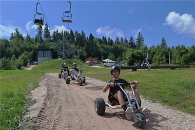 Familie Bartz - (von vorn) Leon, Mutter Anna, Vater Daniel mit Lasse - hat beim Besuch in Eibenstock die Mountaincarts ausprobiert. 