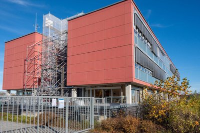 Ein Gerüst steht bereits am Schulgebäude in Rochlitz, hier müssen Fassaden und Dächer saniert werden.