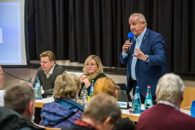 Der AfD-Bundestagsabgeordnete Mike Moncsek (rechts) zusammen mit der AfD-Landtagskandidatin Katja Dietz und Krah auf dem Podium.