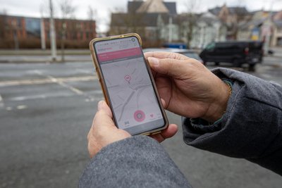 Mit der App „Easy Park“ - hier ein Bild aus dem Vogtland - können Parkgebühren ohne Bargeld bezahlt werden.
