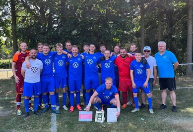 Der VfB Großfriesen - im Bild nach der Meisterehrung - hofft nun auf den Klassenerhalt in der Vogtlandklasse. 