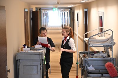 Während der Ausbildung lernt Delia Längrich verschiedene Stationen im Hotel kennen, auch Housekeeping mit der stellvertretenden Hausdame Syilvia Trinks.