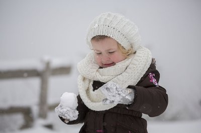 Viel Spaß im Schnee hatte am Freitag die dreijährige Emely-Emilia Köhler aus St. Egidien.