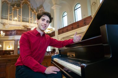 Kirchenmusiker Pascal Kaufmann bei der Arbeit am Schimmel-Flügel in der Augustusburger Stadtkirche.