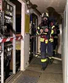 Die Feuerwehrleute nahmen zuerst eine Gefahrstoffmessung vor, bevor die Havarie-Techniker das Objekt betreten durften. 