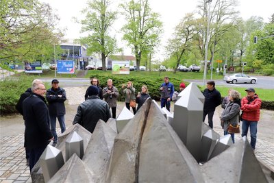 Der „umgedrehte“ Kristall zog bei seiner Einweihung an der Chemnitzer Straße in Freiberg schon Interesse auf sich.