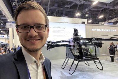 In den USA ist Simon Strobel auf Messen und Konferenzen für Sicherheitstechnik unterwegs. Im Hintergrund eine Drohne.