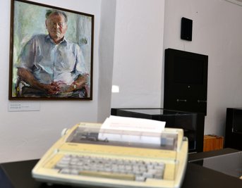 Noch befindet sich die Mittweidaer Erich-Loest-Ausstellung im Stadtmuseum "Alte Pfarrhäuser". Nach dem Umzug sollen die Schreibmaschine des Schriftstellers und dessen Porträt zu Hinguckern werden. 