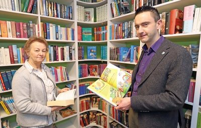 Bettina Lohse und Bürgermeister René Straßberger freuen sich darüber, wie schön die Leihbibliothek geworden ist.