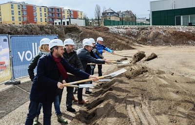 Gemeinsam anpacken, damit es schnell voran geht: Am Dienstag war mit dem symbolischen Spatenstich der offizielle Baubeginn für den neuen Embro-Standort in Falkenstein, im Gewerbegebiet Falgard. 