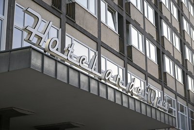 Mitten in der Stadt liegt das Hotel an der Oper. Das Viersternehotel bildet neben Hotelfach- auch Restaurantfach- und Küchenpersonal aus.