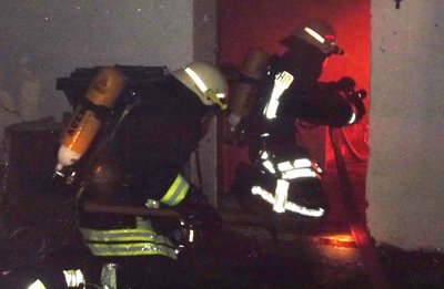 Die Feuerwehr brachte den Brand in dem Einfamilienhaus in Olbernhau unter Kontrolle.