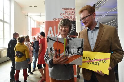 Oberbürgermeisterin Barbara Ludwig und Kulturbetriebsleiter Ferenc Csák erläutern im Gewerbepark Wirkbau die Schwerpunkte der Bewerbung um den Titel Kulturhauptstadt Europas 2025.