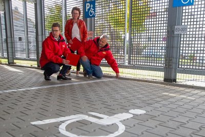 Falk Hoffmann (links) und Lutz Meinhardt vom Automobilclub Europa testeten im Beisein von Kreisbehördenmitarbeiterin Kathrin Borst das Parkhaus an der Rädelstraße auf Barrierefreiheit.