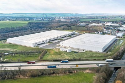 Ein riesiger Auftrag für Kingspan in Burkhardtsdorf, um die Dächer der Hallen mit Dämmplatten zu bestücken: das Logistikzentrum Mittelsachsen in Hainichen.