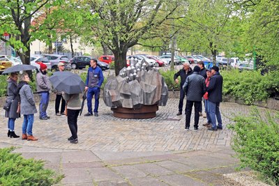 An alter Stätte, doch auf Augenhöhe präsentiert sich der neugestaltete Kristall am Ortseingang Freiberg.