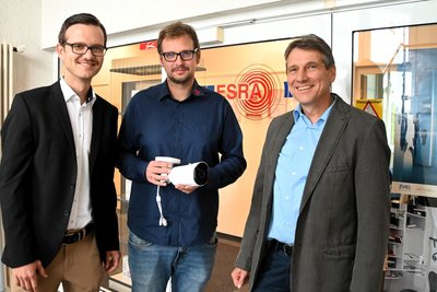 Ein Besuch in der Firma Esra ist für Simon Strobel (links) wie Heimkommen. Die Geschäftsführer Frieder Strobel (rechts) und Tobias Hübner im Gespräch über eine der Esra-Kameras.