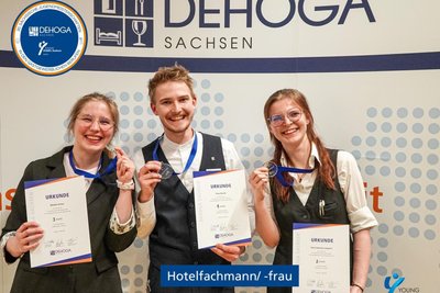 Siegerfoto bei den 30. Dehoga Sachsen Landesmeisterschaften 2026. Auf dem Treppchen stehen v.l.n.r. Wiebke Schier, Elias Wendt und Delia Längrich.