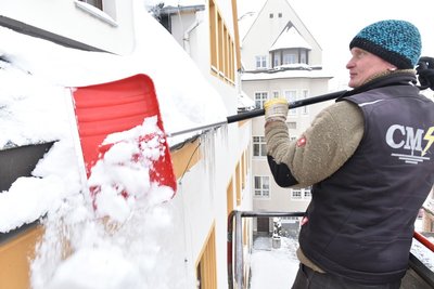 Freiberger Rathausdach von Schnee und Eis befreit