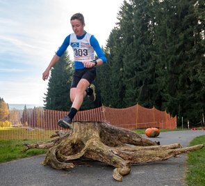 Mit einem Sprung über die Wurzel, der der Wurzellauf seinen Namen verdankt, kommt Jonas Müller vom ATSV Gebirge/Gelobtland in der Altersklasse U 15 nach fünf Kilometern als Erster ins Ziel. 