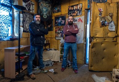 Falko Leißner (li.) und Sebastian Gebauer von der Band Bleeding Aces im verwüsteten Proberaum in Wechselburg. Im Bild fehlen die Bandmitglieder Sandro Macher und Steve Lindner. 