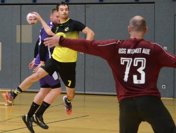 Der Oelsnitzer Benjamin Leucht überwindet hier beim Torefestival gegen Wismut Aue Gästetorhüter Andreas Lang. Der TSV gewann zum Saisonabschluss 38:36. 