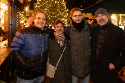 Hatten viel zu besprechen beim Abstecher auf den Annaberger Weihnachtsmarkt: Theaterintendant Moritz Gogg, Gundula und Lukas Natschinski sowie Chefdramaturg Lür Jaenike (von links).