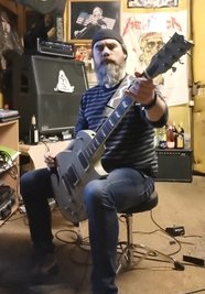 Falko Leißner bei einer früheren Probe mit einer Gitarre, die gestohlen wurde. 
