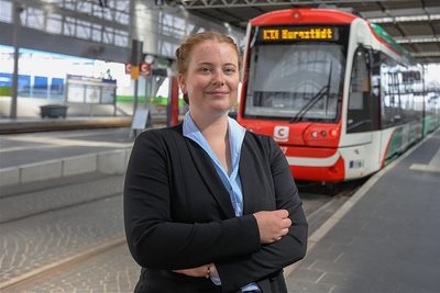 Johanna Scorl beginnt am 1. September ihre Ausbildung zur Triebfahrzeugführerin bei der City-Bahn Chemnitz. Rund 70.000 Euro investiert das Unternehmen in die Burgstädterin. 