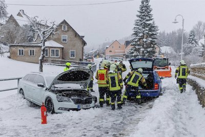 Extremer Schneefall am 23. Dezember vergangenen Jahres führte unter anderem zu diesem Frontalcrash zweier Fahrzeuge in Mildenau.