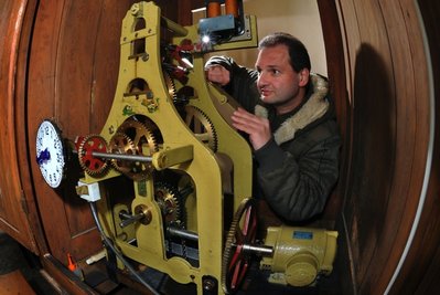 
              <p class="artikelinhalt">Die Turmuhr des Chemnitzer Rathauses mit ihrem Werk von 1935 wird manuell umgestellt. Dirk Röder vom Arbeitskreis Turmuhren der Deutschen Gesellschaft für Chronometrie überprüfte sie gestern. </p>
            