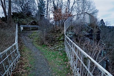 Der Wanderweg unterhalb des Loreley-Felsen bleibt weiterhin gesperrt. Vom Aussichtspunkt am Ende der Loreley-Straße kann man hinunter ins malerische Tal schauen.