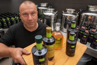 08525-Gin aus Plauen: "Der Name fiel mir nachts im Bett ein" - Frank Sommer mit den Spezialitäten aus eigener Produktion: Verschiedene Aronia-Liköre und zwei Sorten vom Aronia-Gin mit einem besonderen Namen. 