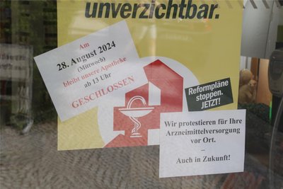 Am Eingang der Apotheke am Brühl in Oederan wird darüber informiert, dass am Mittwoch ab 13 Uhr geschlossen ist.