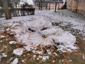 Aus dem Iglu musste ein Kind befreit werden. 